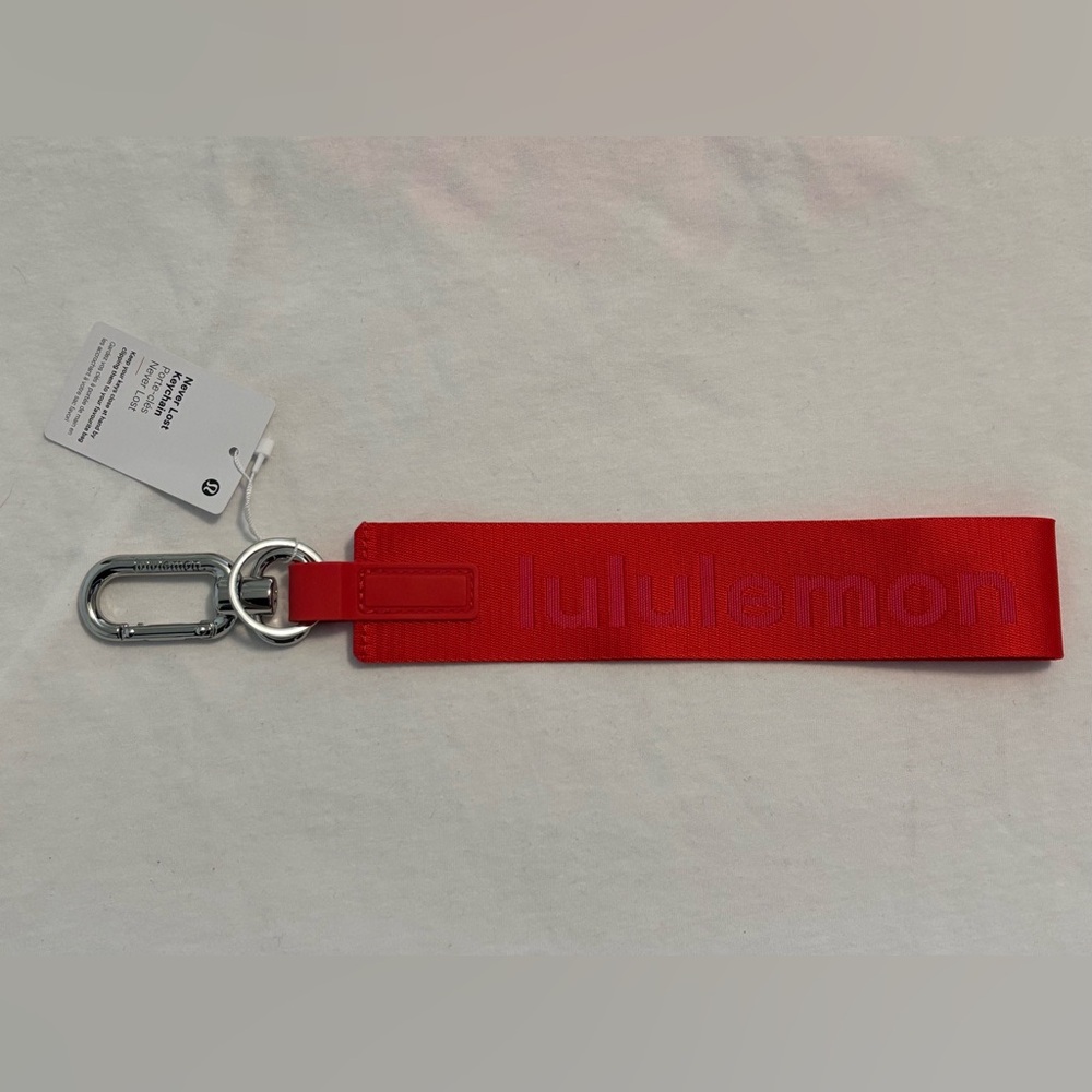 Lululemon NeverLost Keychain LORE/SNCP